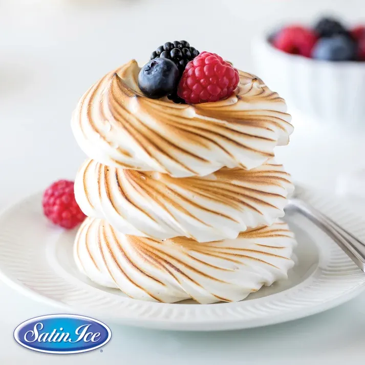 SatinIce_MeringueBase_MeringueNestWithBerries_1.webp